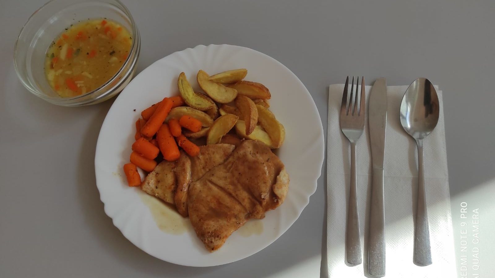 Oběd na přání 6.třída,přírodní kuřecí plátek, americké brambory, baby karotka