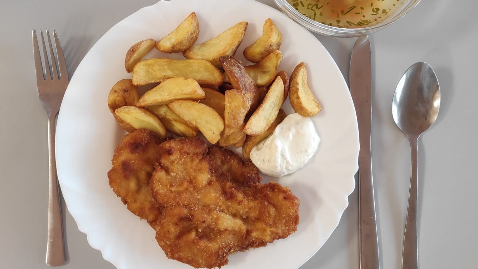Oběd na přání 5. třída – kuřecí řízek, americké brambory, bylinkový dip